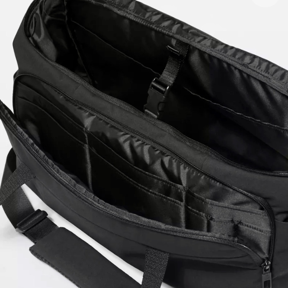 Lululemon Early Embark Duffle Bag - Picture 8 of 14
